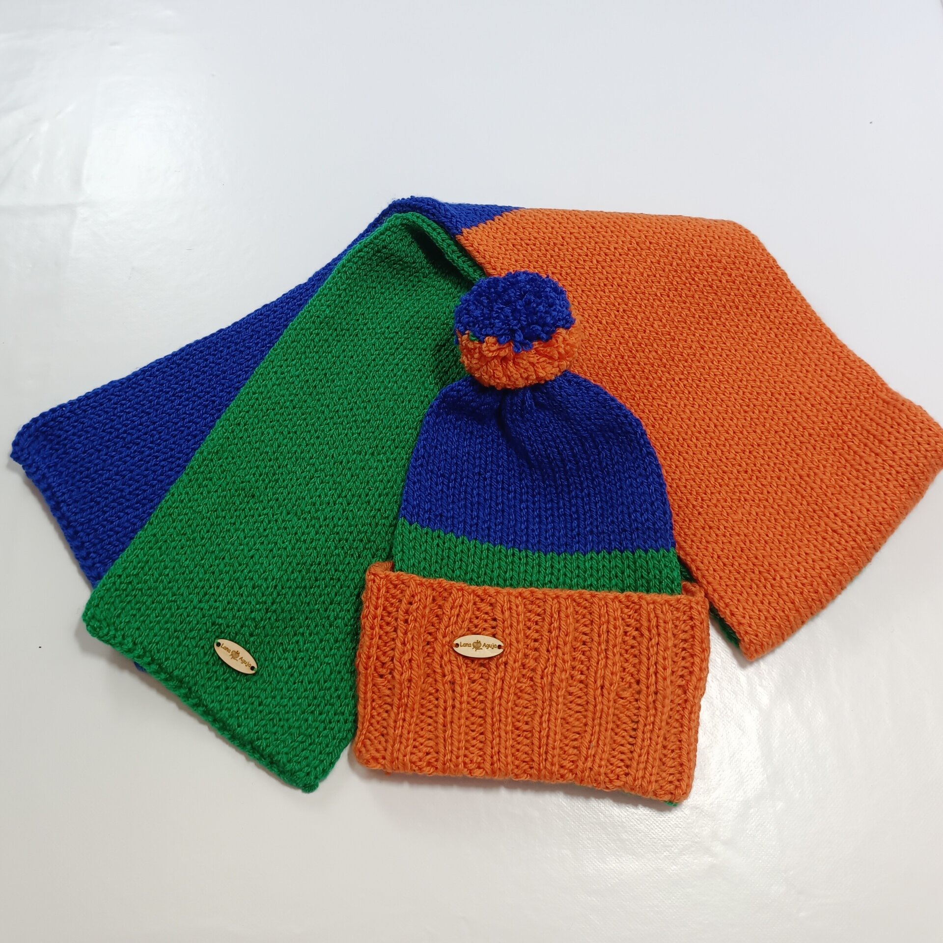 Conjunto de gorro y bufanda, tejida a mano, multicolor. - 1
