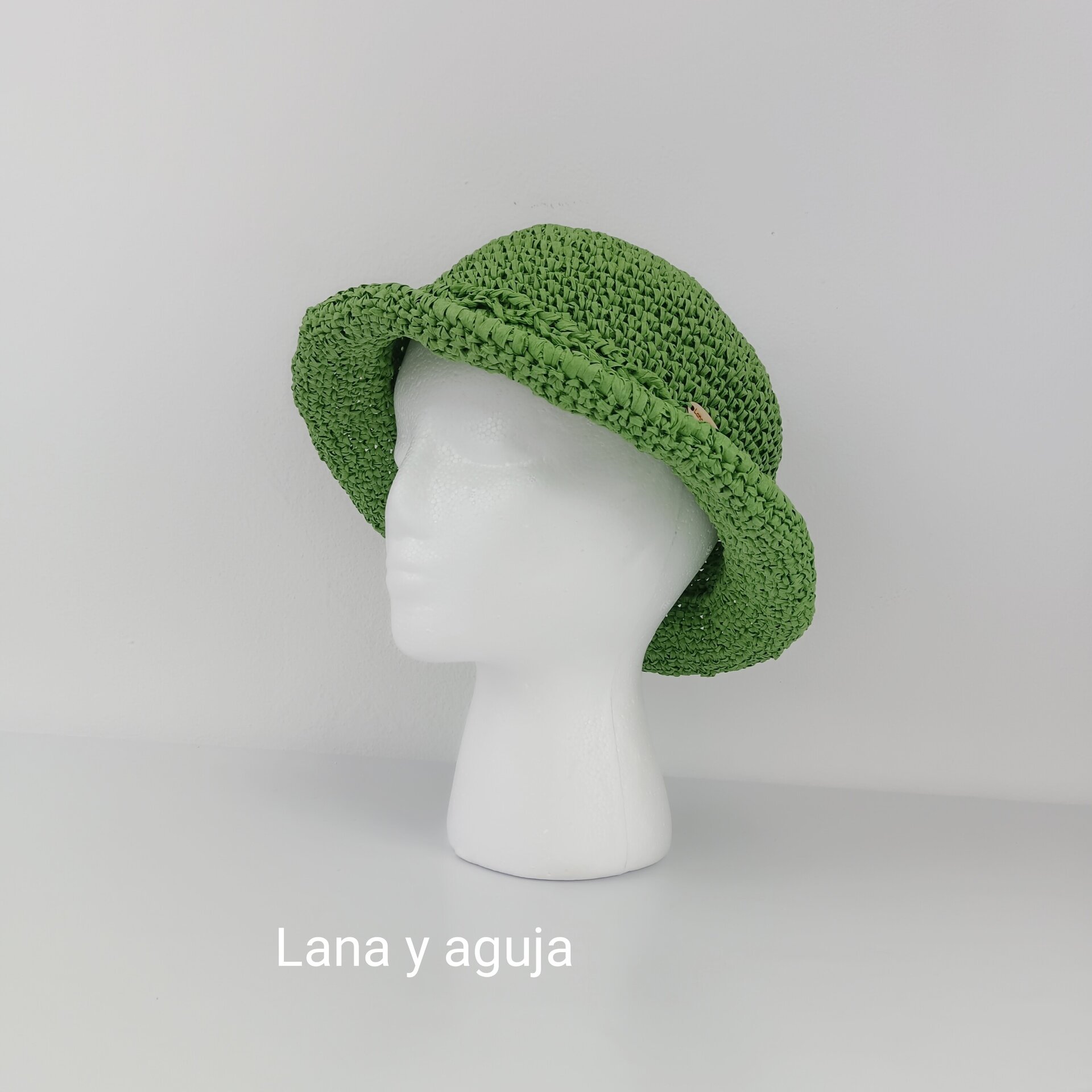 Sombrero de mujer para verano, bucket hat, gorro de cubo en rafia. - 2