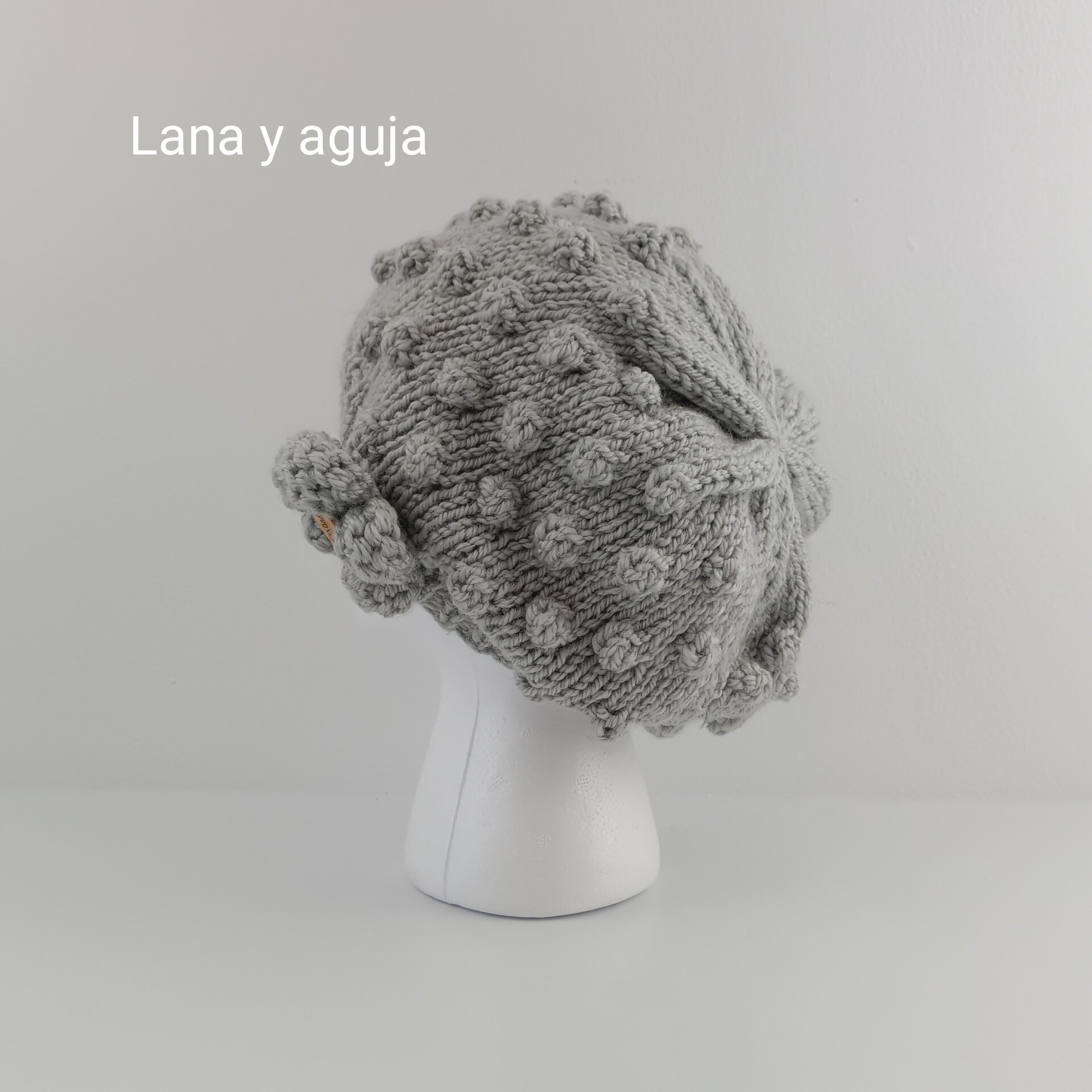 Sombrero tejido, gorro invierno, boina de lana color gris claro. - 3