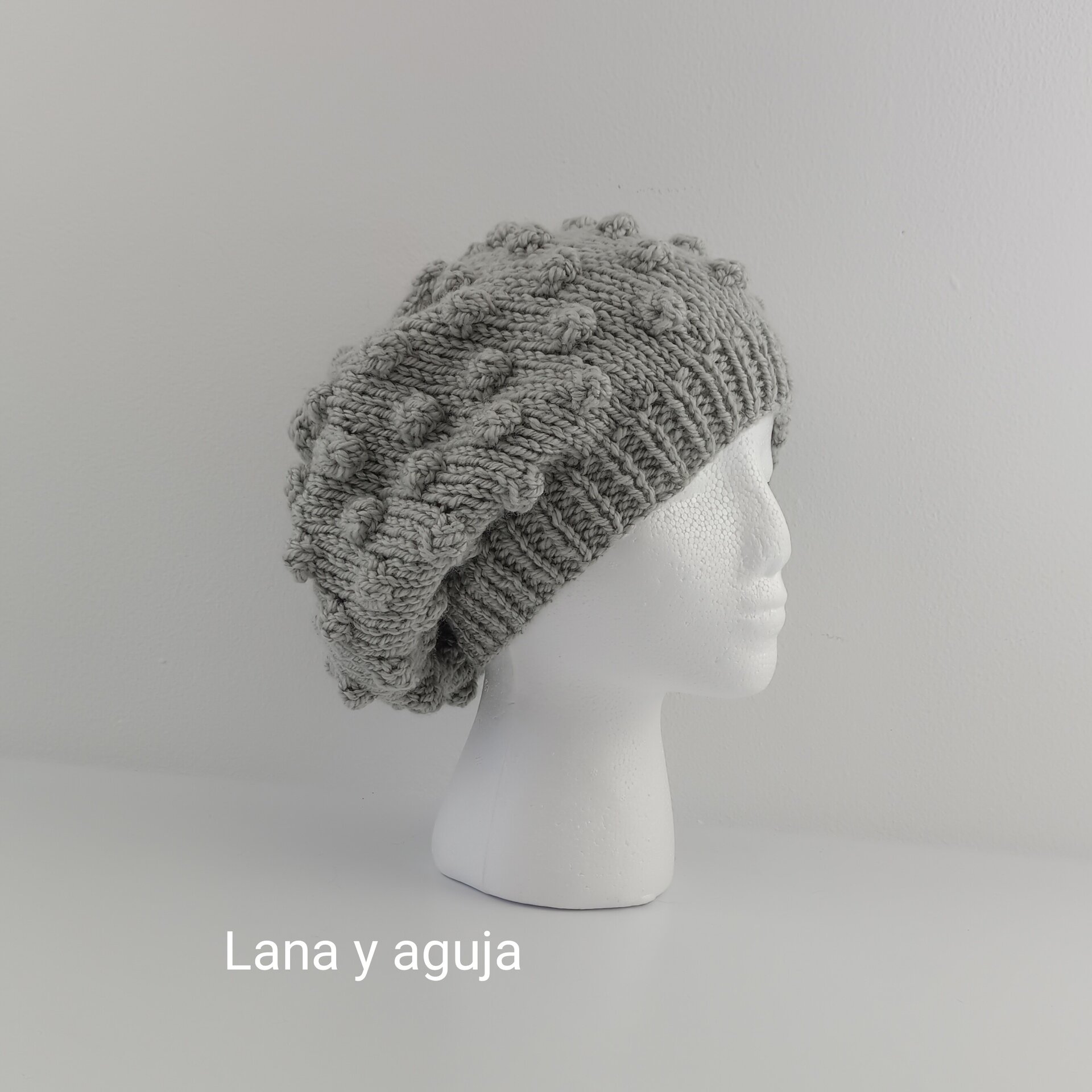Sombrero tejido, gorro invierno, boina de lana color gris claro. - 2