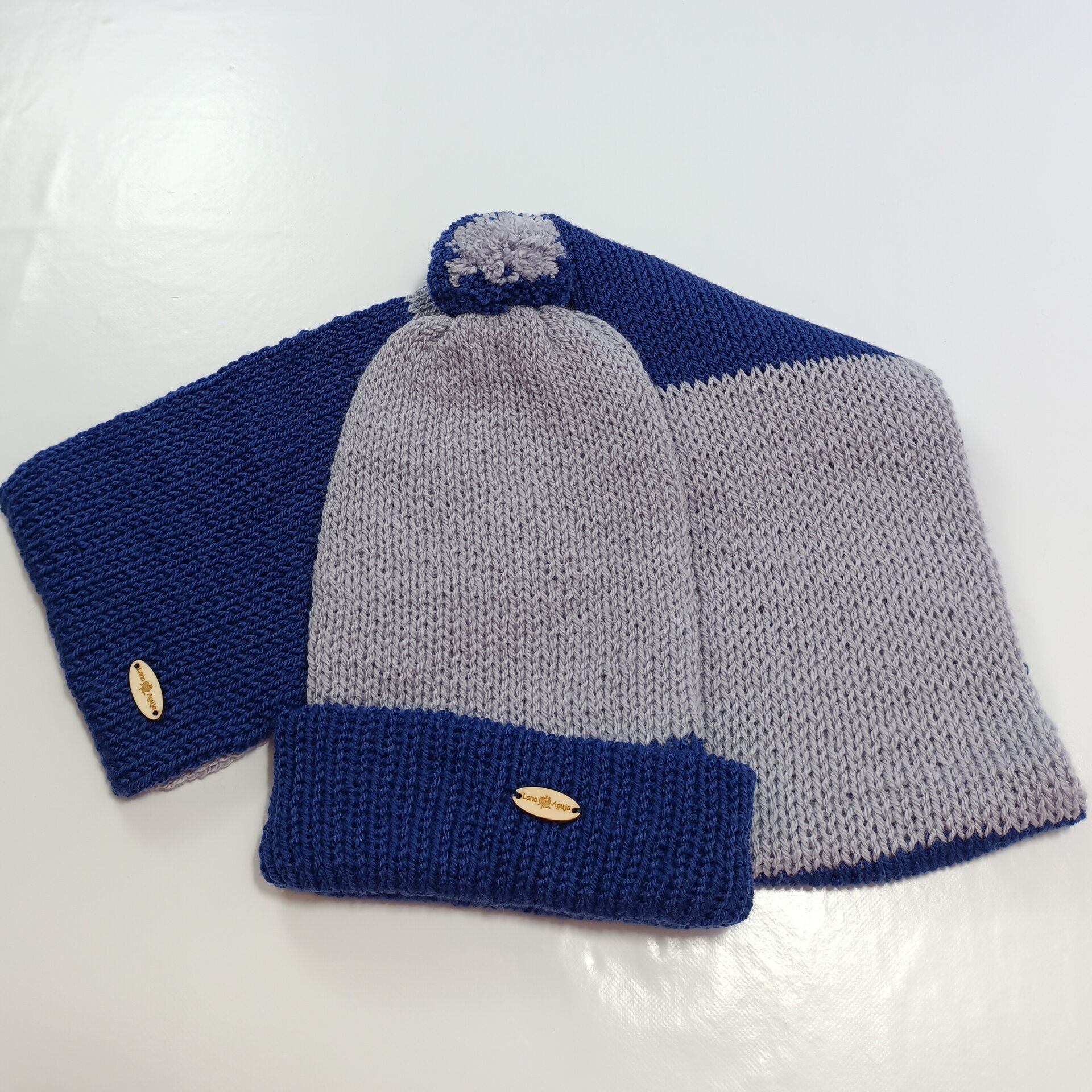 Conjunto de gorro y bufanda, unisex, tejida a mano. - 1