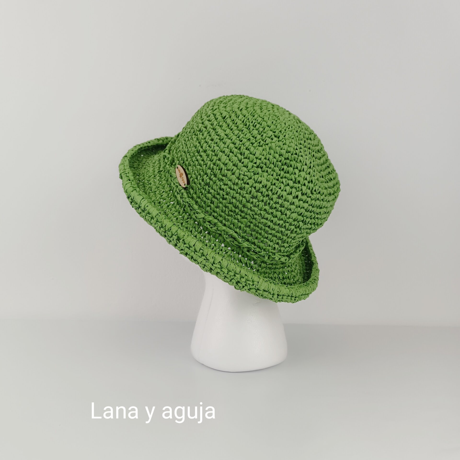 Sombrero de mujer para verano, bucket hat, gorro de cubo en rafia. - 3