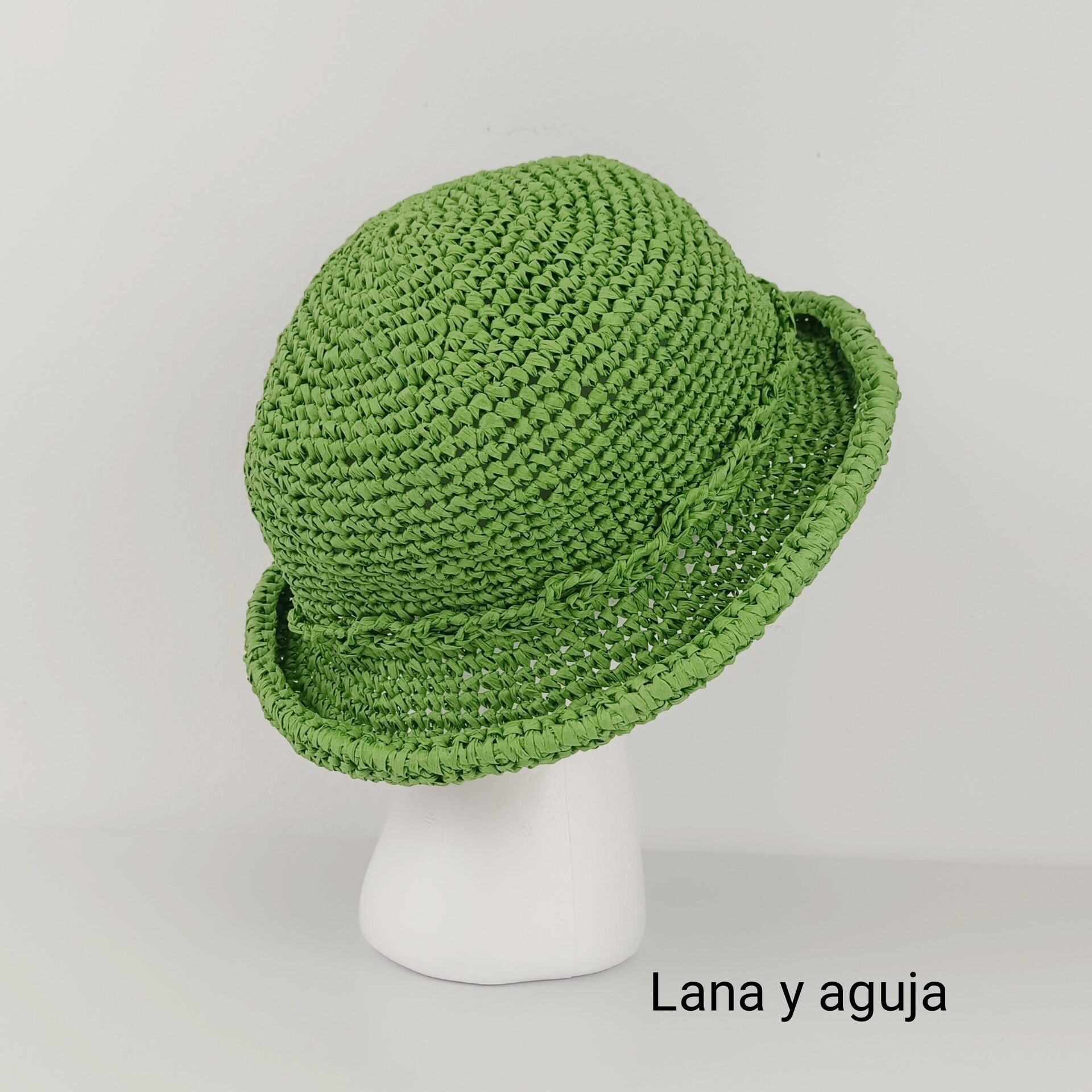Sombrero de mujer para verano, bucket hat, gorro de cubo en rafia. - 5